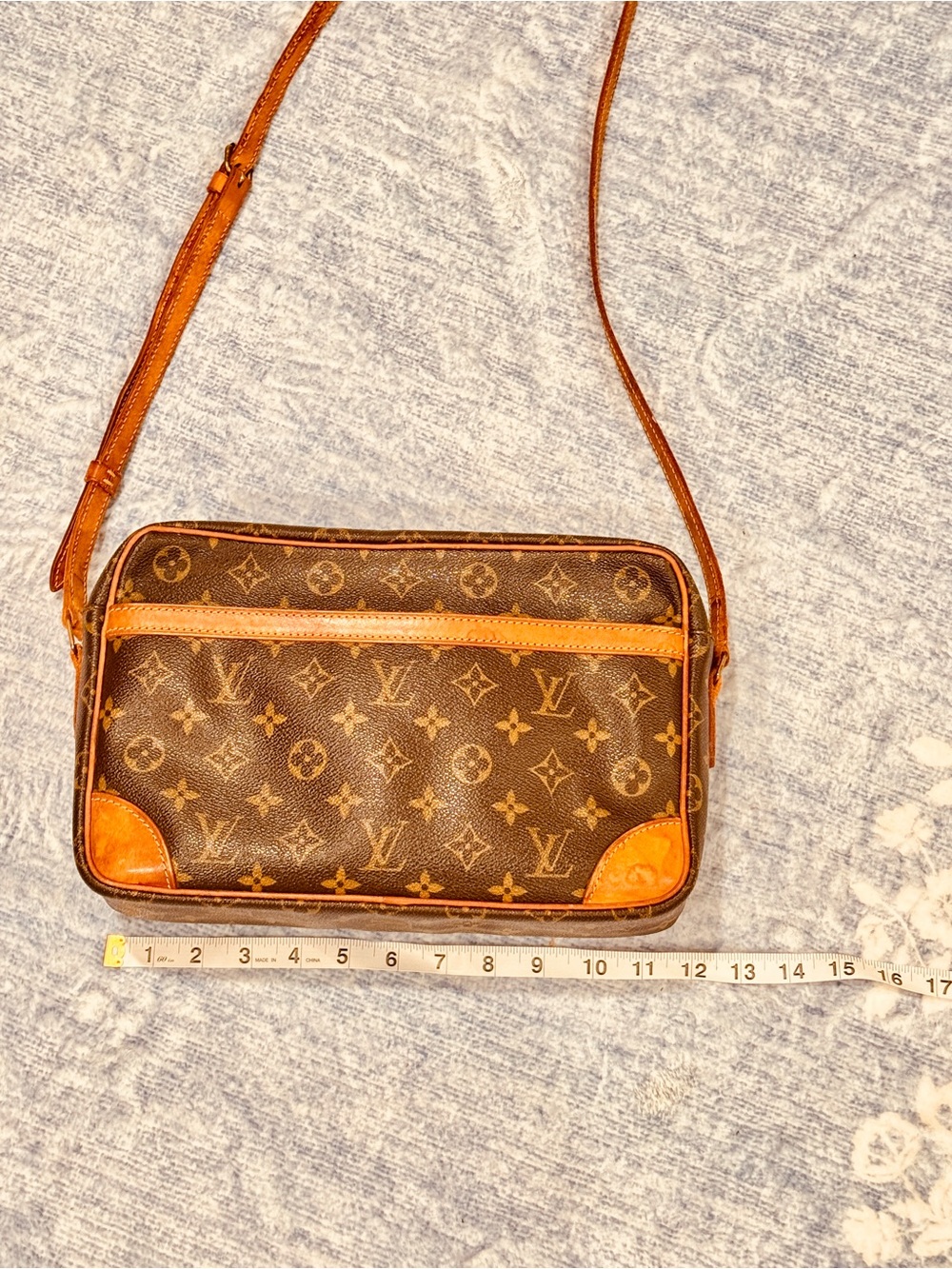 Louis Vuitton Monogram Canvas Messenger Bag in Brown and Tan - Picture 4 of 9